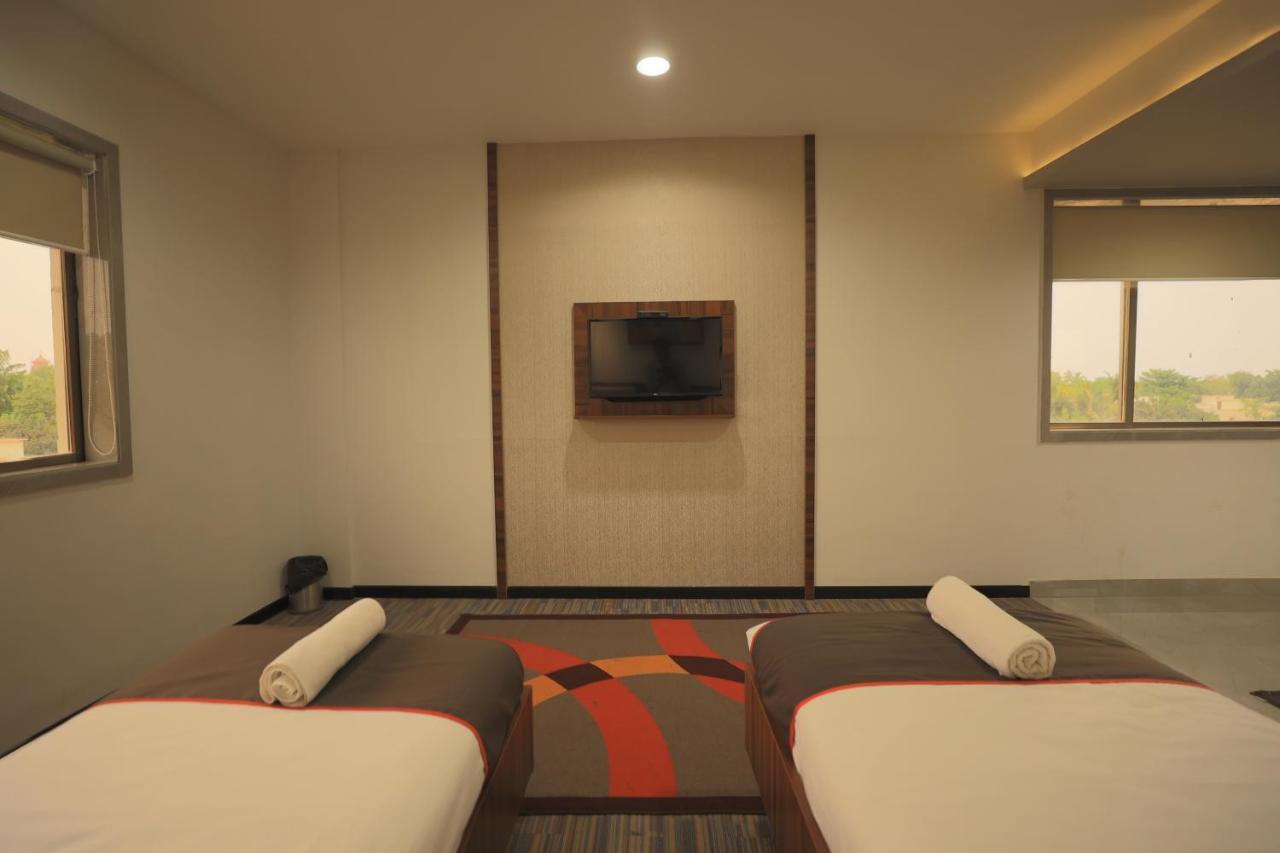 Crystal Urban Park Hotel Бхубанешвар Екстериор снимка